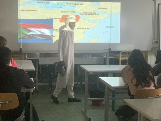 Rencontre des T MMV et de la classe Monde du lycée Albert Camus autour du costume traditionnel